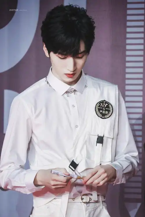 严浩翔超话yhx#严浩翔 时代少年团第一rap担#世界上怎么有这么帅的人!