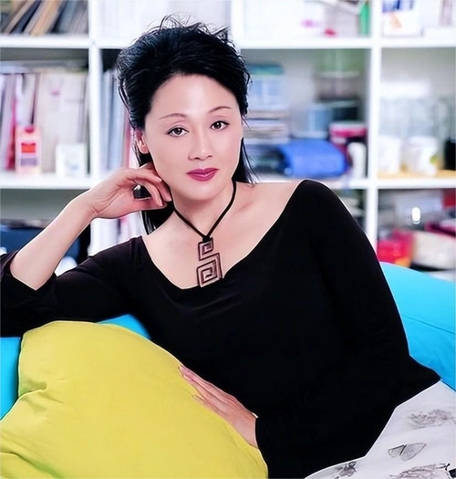 提起她,大家可能第一个想到的就是《北京人在纽约》里那个坚韧,敢爱敢