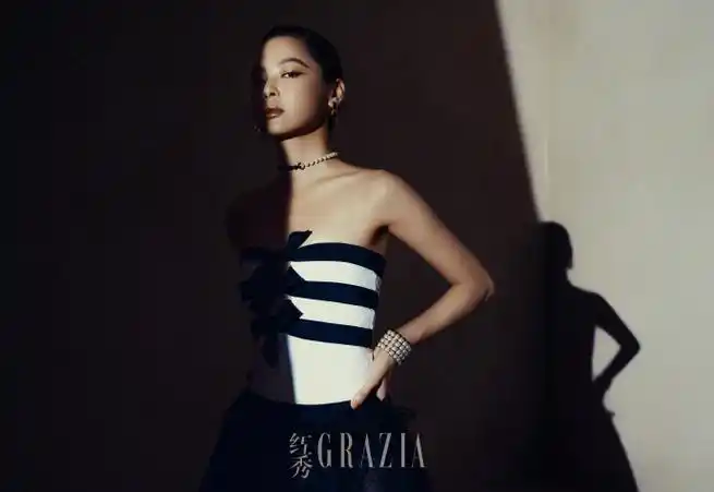 换上成套全新 2024 春夏高级成衣系列的实力女演员@辛芷蕾深具故事性