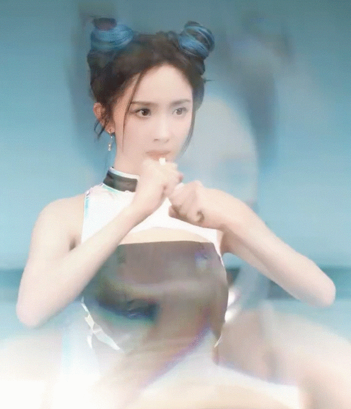 杨幂也太帅了吧这强烈的格斗家既视感双丸子头可爱干练