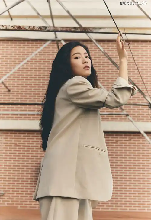 孙芮浅色西装优雅写真
