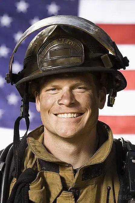 肖像_消防员_微笑_美国国旗_高清图片_全景视觉