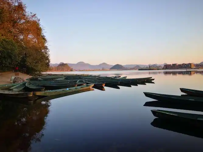 清晨安静的湖面
