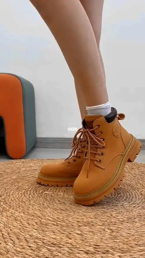 这一双大黄靴配上月子袜假期真的很不错