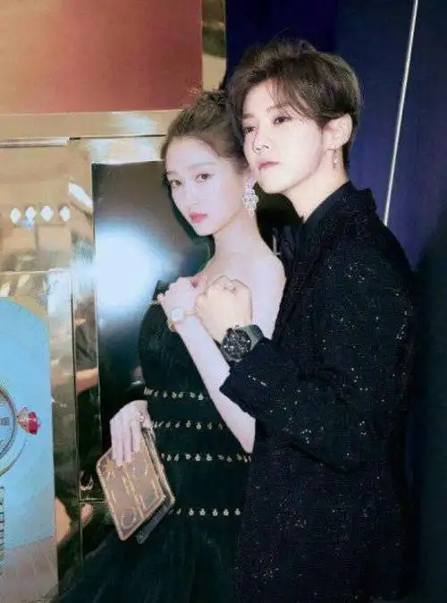 关晓彤和男朋友很低调,鹿晗的爱情很果敢