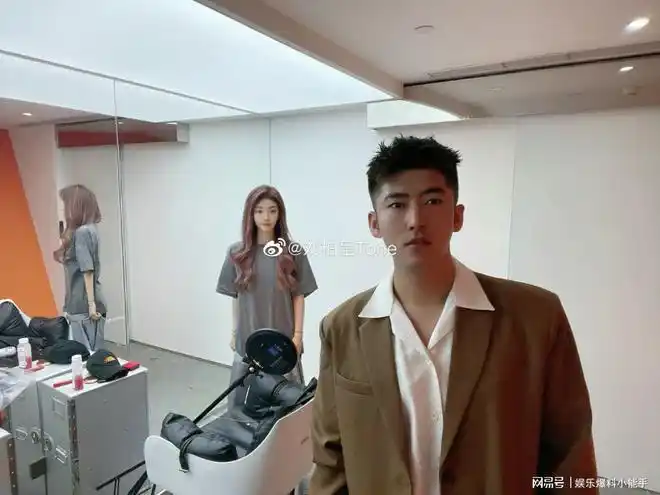 论女明星的偶像自觉喻言和男友人的合照