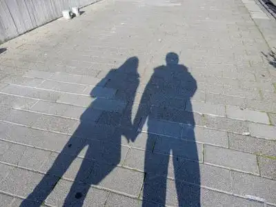 男人的影子一对夫妇的影子, 男人和女人牵手在街上照片