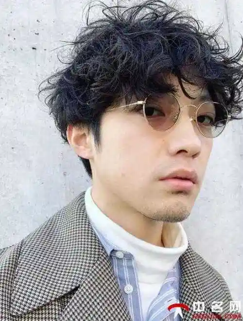 卷发发型中短发男生最适合男生的卷发发型