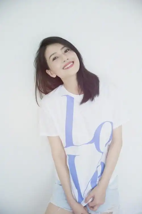 高圆圆最新大片曝光身穿露肩长裙气质出众这颜值不复出可惜了