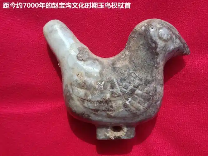 赵宝沟文化时期玉鸟权杖首距今约7000年左右
