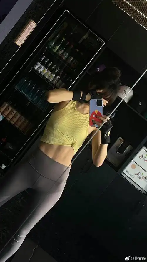 蔡文静的腹肌#蔡文静晒健身三宫格plog,这腹肌也太帅了吧!