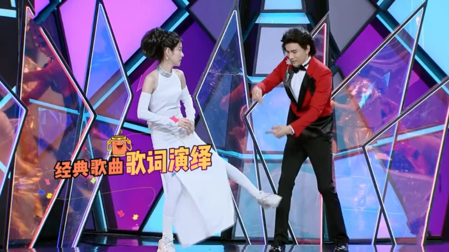 张碧晨做客快本穿紧身礼服曲线抢镜谢娜也挺孕肚回归