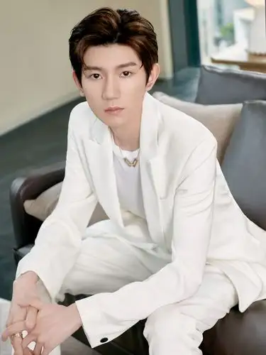 王源现身上海某活动 纯白西装造型彰显独特魅力