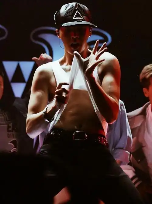 陈伟霆不仅是个演员,他还挺能唱的,也经常以歌手的身份跟大家见面.