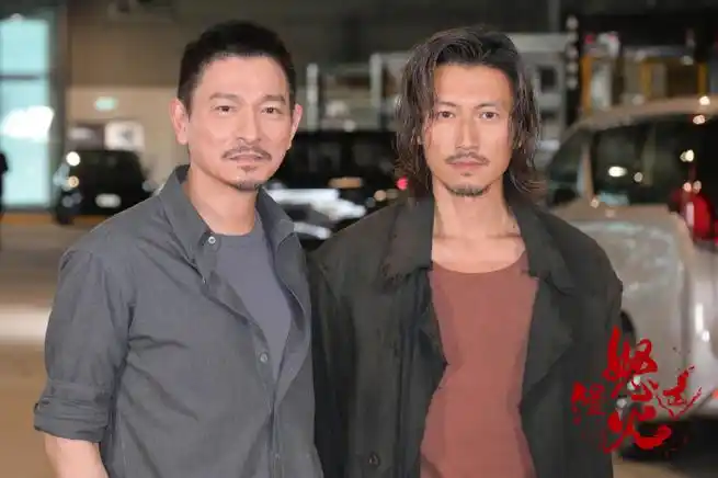 谢霆锋长发胡茬造型##刘德华说霆锋太疼我了