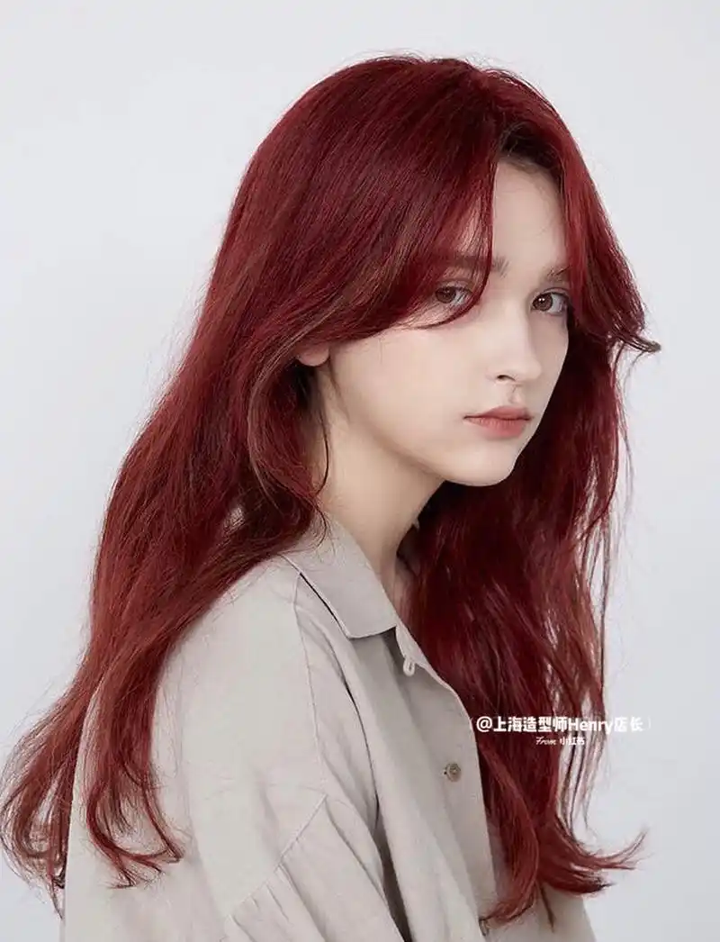 暖色系红色发色 造型烫 属于微卷长发发型的红发色,从颜色上看上去是