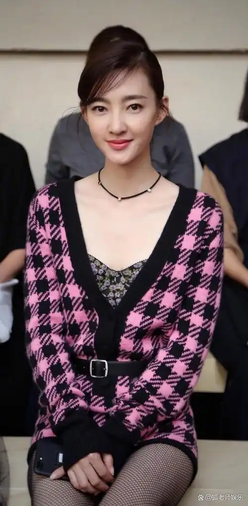 而且还有网友扒出王丽坤在上海的豪宅就是她老公用赃款购买的,甚至家