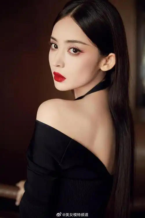 古力娜扎穿一字肩抹胸裙秀白皙天鹅颈