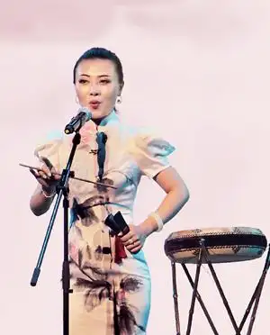 李想表演京韵大鼓《丑末寅初》本版摄影 董大汗