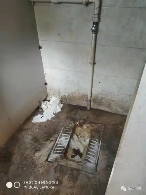 一座外观漂亮的公共卫生间,门口却挂个停水,禁止大小便