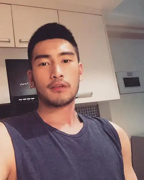 络腮胡短发真实帅哥图片 潮男胡茬短发潮男图片(3)