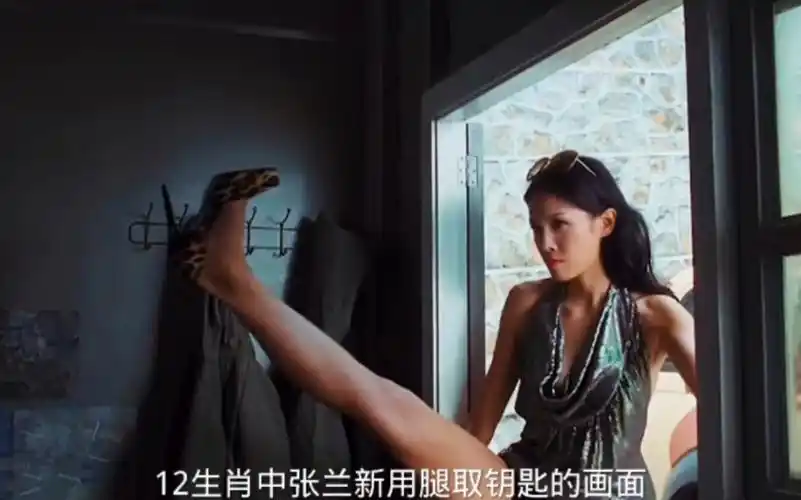 性感美女女明星张蓝心 大秀身材美腿