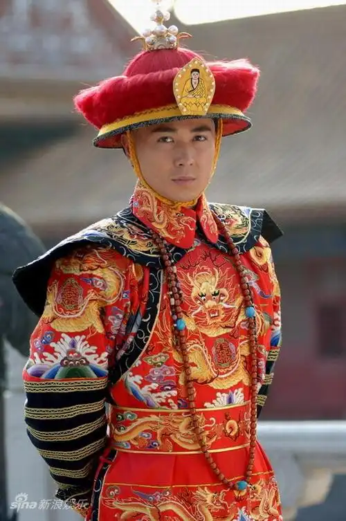 剧情中,辜传铭需要兰馨秀龙袍给袁世凯,但遭到兰馨抗争血染龙袍,辜传