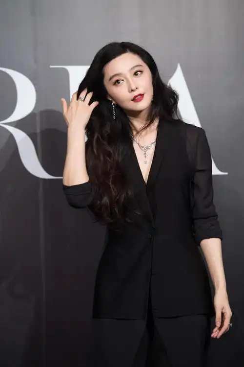 范冰冰气质真是一绝啊穿黑色西服依然高级大气美丽动人