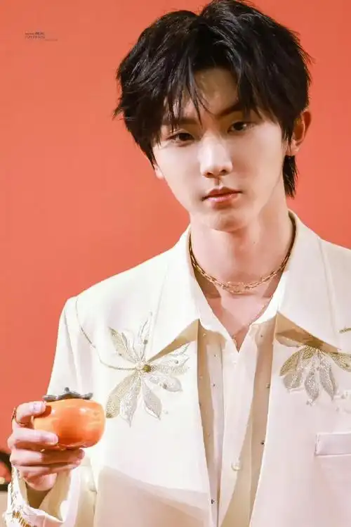 马嘉祺@时代少年团队长-马嘉祺身着#中国服装设计师名人堂#设计师@张