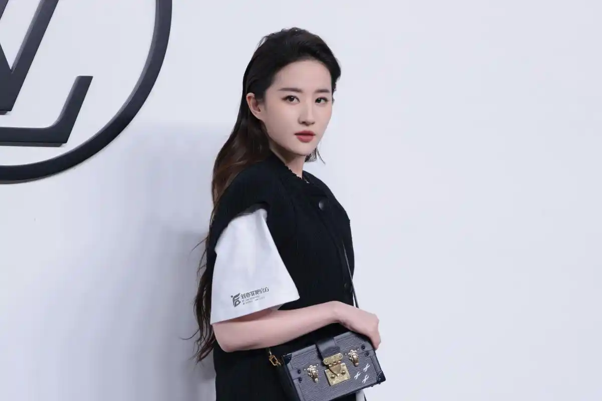 刘亦菲亮相寰游时装秀,黑白拼接针织t恤搭配蓬裙仙气飘飘!