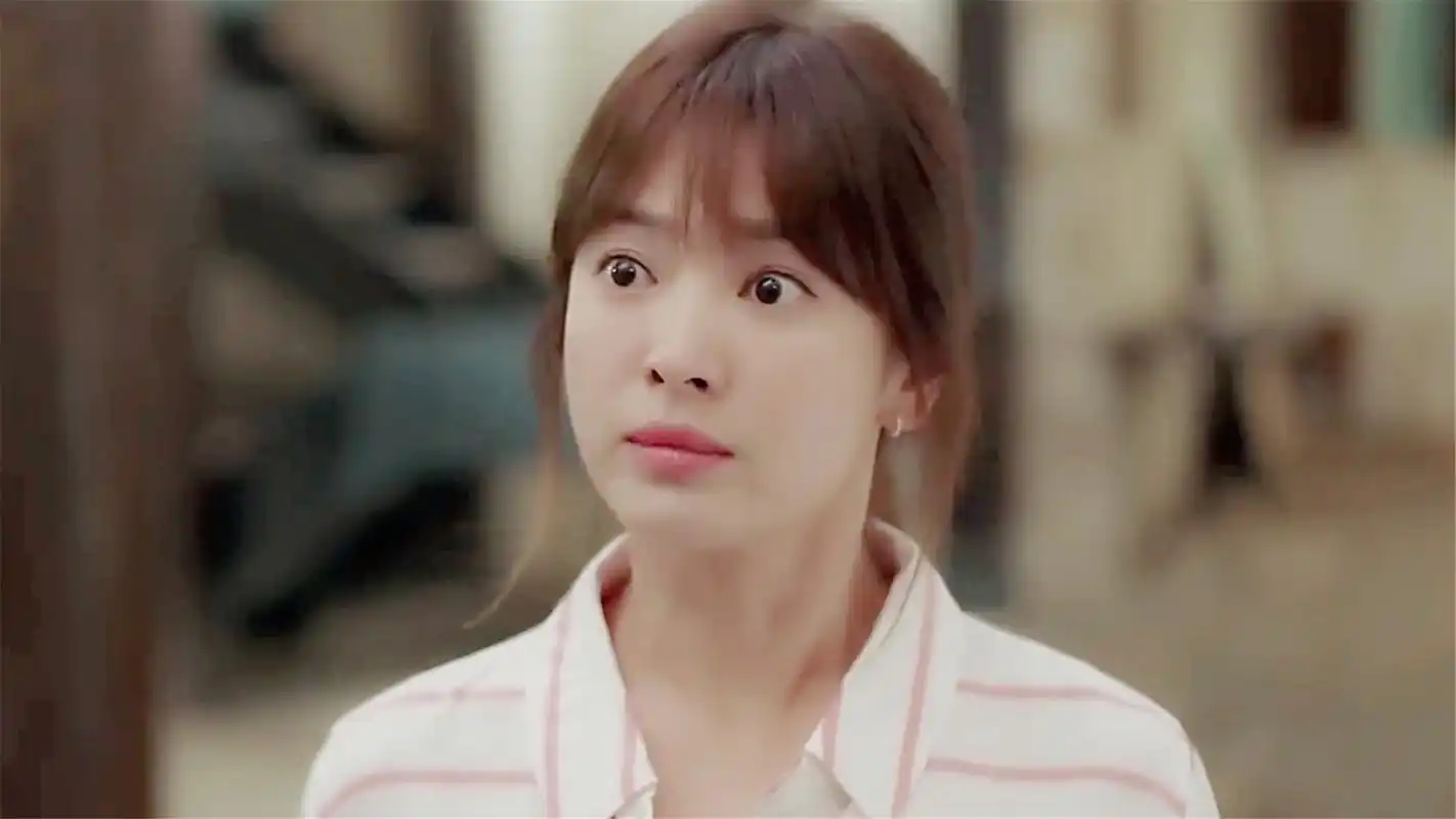 宋慧乔《太阳的后裔》姜暮烟可爱剧照桌面壁纸-日韩影