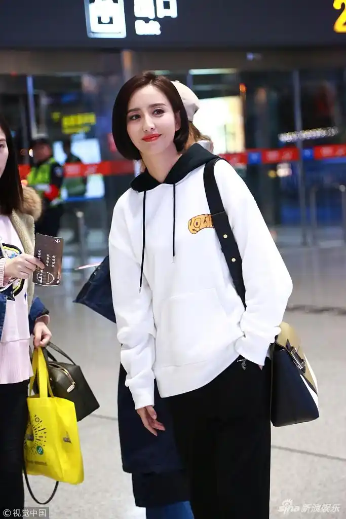 佟丽娅梳利落短发气质好挥手灿笑少女气息满满