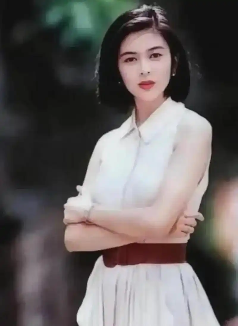 1982年的香港,当时20岁的关之琳就像是一个仙子般的存在.