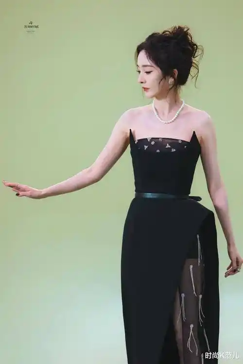 杨幂出席活动,穿一条不规则抹胸长裙,扎丸子头高贵又优雅!