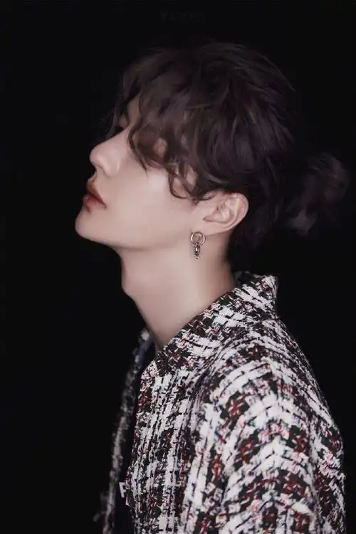 男星侧颜大赏#王一博这个侧颜简直就是照着尺子做的吧,怎么可以这么