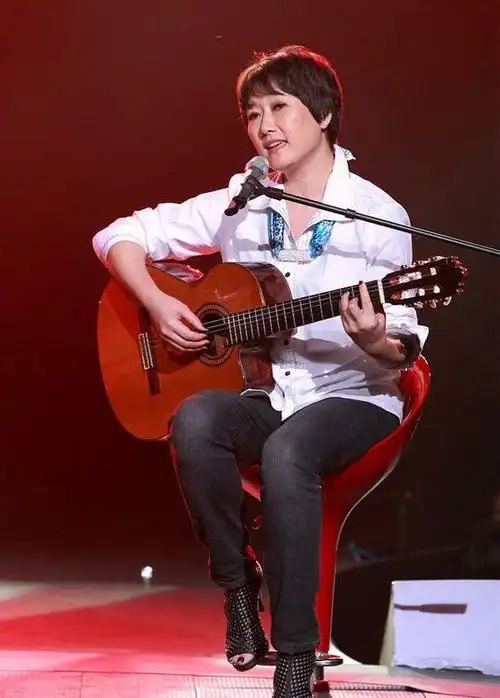 58岁成方圆近照,与王刚离婚后重拾梦想,如今活成幸福的模样!