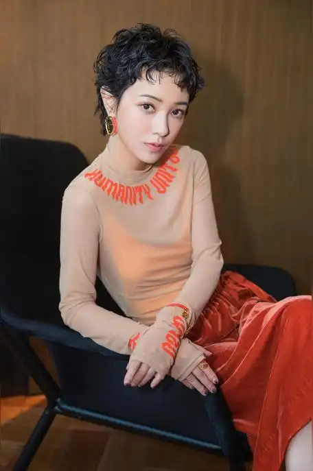 日郭采洁首次登上中央电视台春节联欢晚会,并与杨坤合唱歌曲《答案》