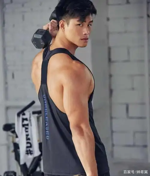 俊朗肌肉型男,香港健身教练知名男模特, 腿毛旺盛的他实在太帅