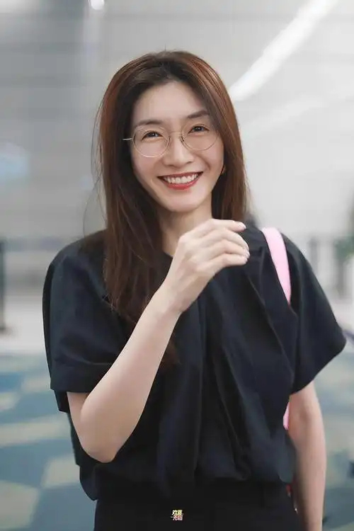 江疏影素颜机场照引发热议!近视眼镜扣了这么多颜值?