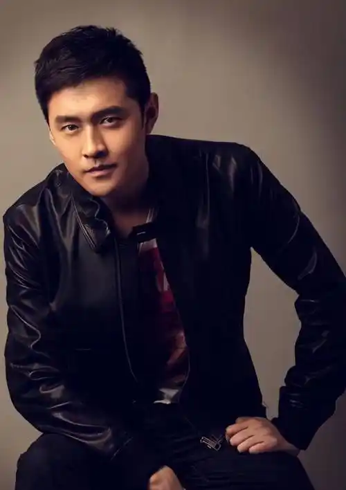 任柯诺身穿军装冷静自信的样子,还透出一丝高冷_气质_身形_电视剧