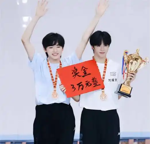 耀文的校园生活真丰富,身穿牛仔外套和牛仔裤,眼神时尚了不少_吴彦祖