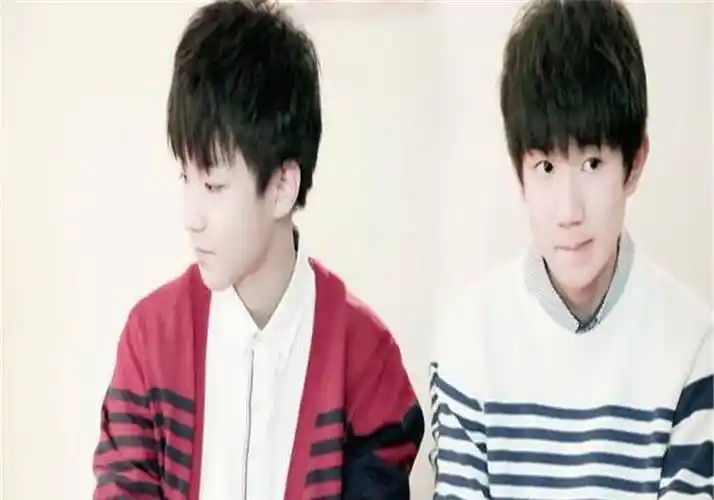 原创王俊凯王源同台出席活动一前一后走红毯粉丝表示激动不已