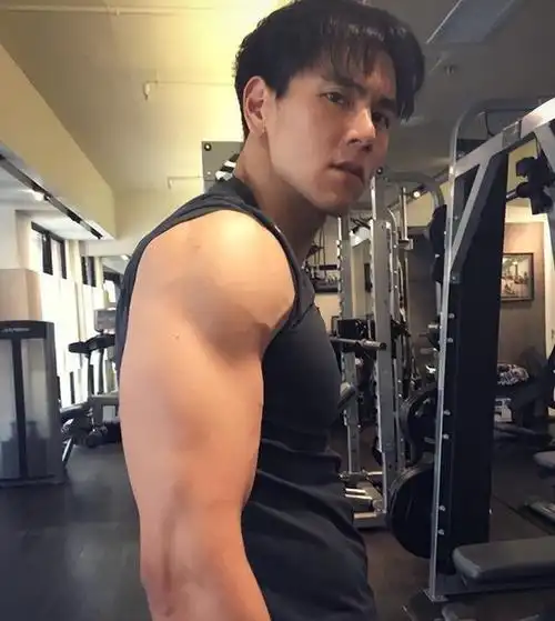 彭于晏法国遛狗!42岁的他身材很好,很高很帅,清爽阳光不油腻!