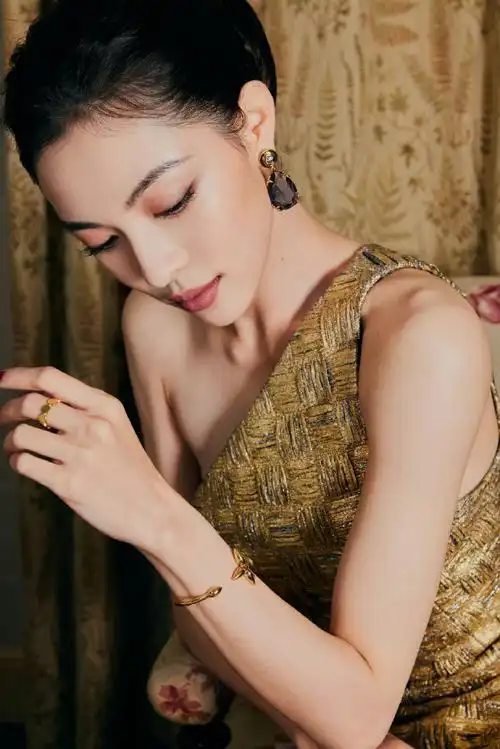 第36届金鸡奖红毯造型##钟楚曦真的很会挑裙子##钟楚曦金色单肩礼服