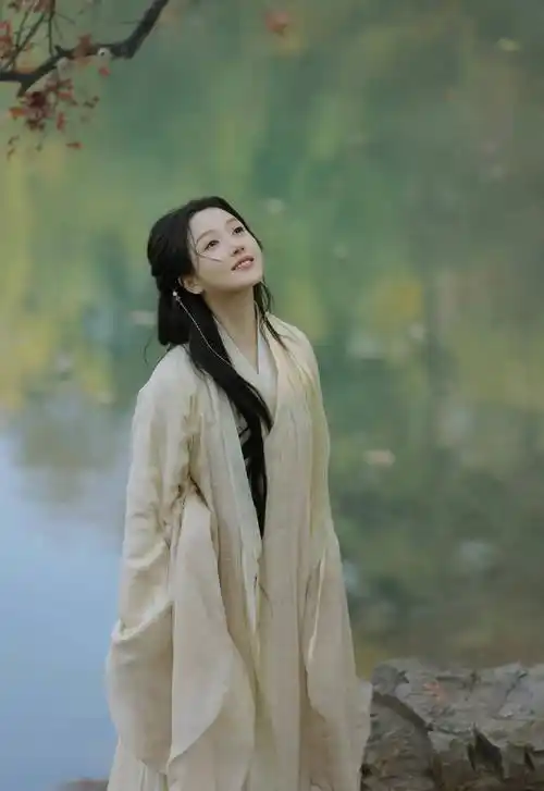 姜贞羽古风写真,撑伞执花,素雅纯净,意境朦胧唯美,氛围感满满_落叶