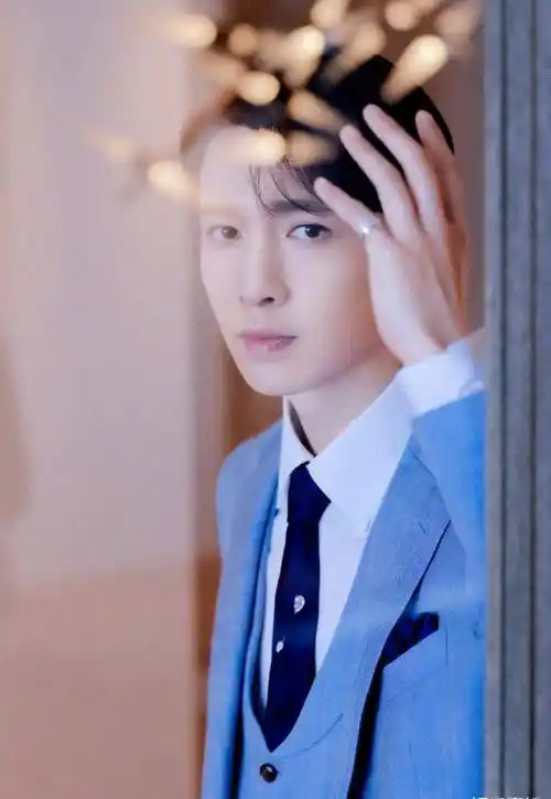 张艺兴出席品牌活动造型,蓝色西装三件套精致又得体,贵气又干练_举手