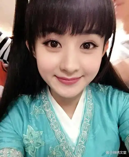 镁光灯下,舞台绚丽多彩,闪光灯不停闪烁,赵丽颖淡然微笑,高贵典雅.