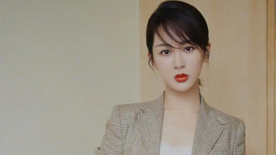 回车桌面>电脑壁纸>明星>大陆明星>杨紫总裁造型>相关标签杨紫总裁