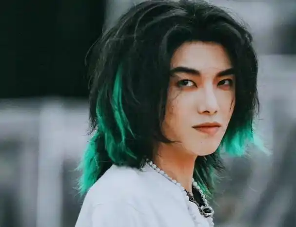 杨幂曾因为发际线过高而受到众人嘲笑,然而现在她却被称赞具有"胎毛