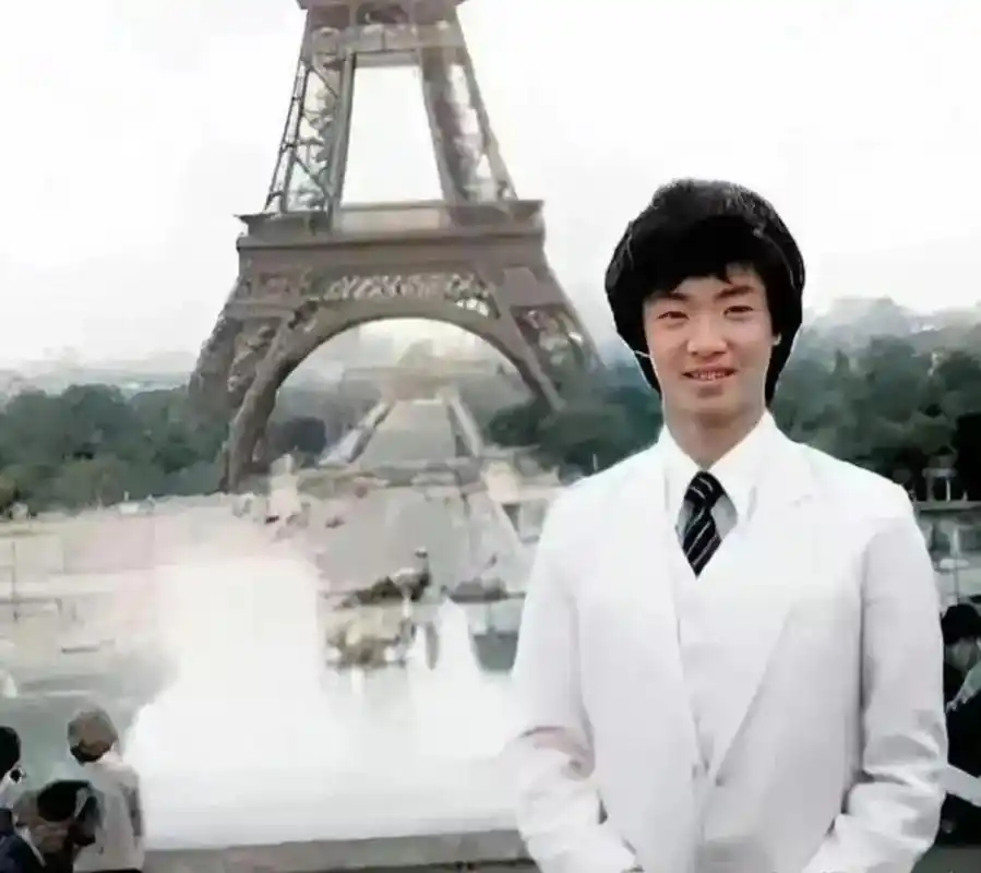 1995年,还是"男儿身"的金星,在法国埃菲尔铁塔前的留影纪念,年轻时的